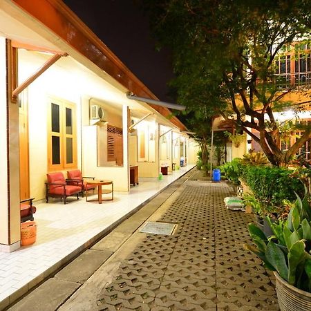 Hotel Paviljoen スラバヤ エクステリア 写真